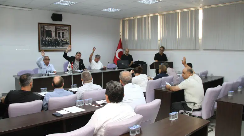 Kula’da protokol krizi büyüyor: Spor salonu oylamasında usul tartışması