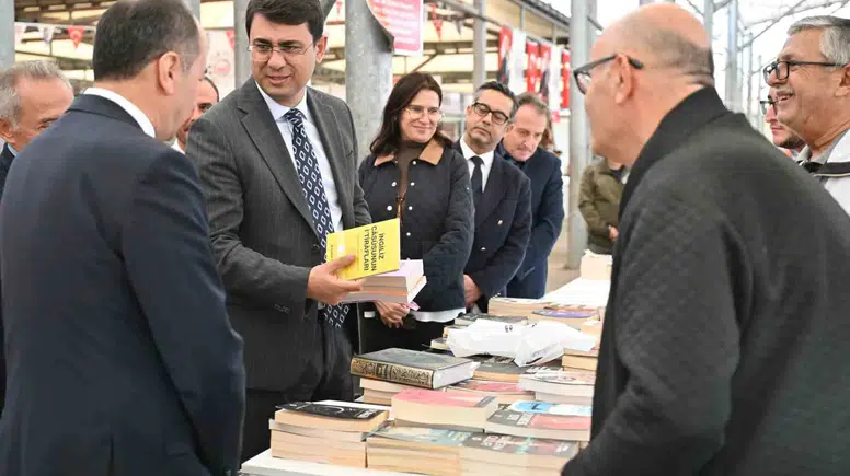 Uşak’ta edebiyat rüzgarı: Vali Kartal kitapseverlerle buluştu