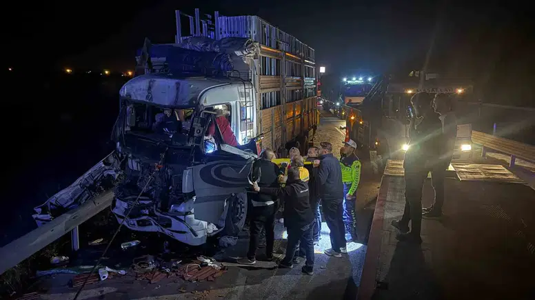 Afyonkarahisar'da dehşet anları: Kamyon sürücüsü hurdaya dönen araçta mahsur kaldı