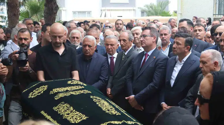 İzmir’in efsane başkanı Burhan Özfatura son yolculuğuna uğurlandı