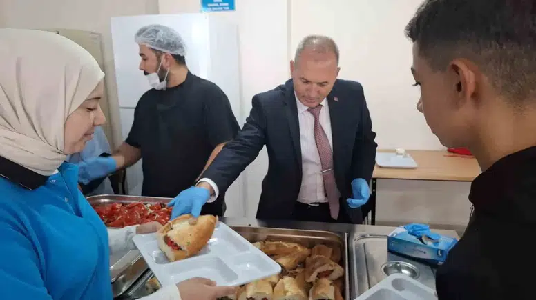 Müdürden öğrencilere sıcak dokunuş: Kepçeyi eline aldı, akşam yemeğinde servis yaptı