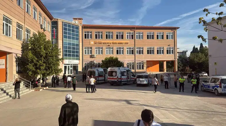 Turgutlu'da okul önünde silah sesleri: Veliler ve polis karşı karşıya geldi