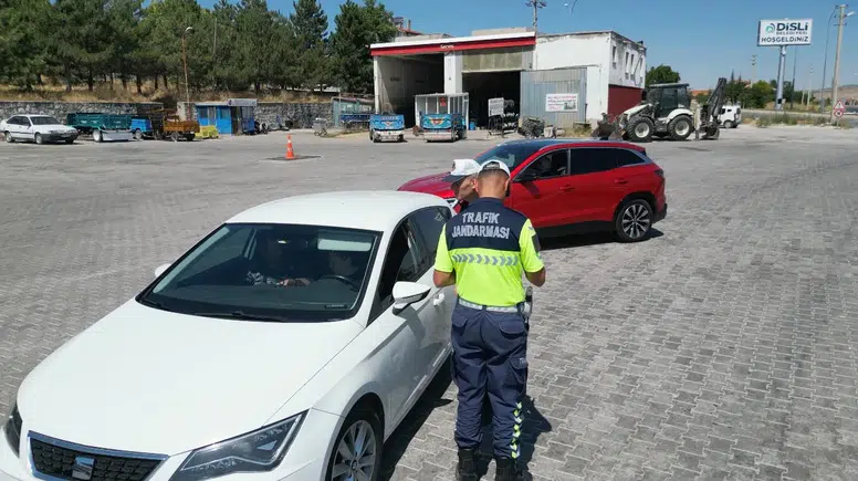 Bolvadin trafiğinde jandarma mesaisi: Sürücülerin güvenliği için denetimler sıkılaştı