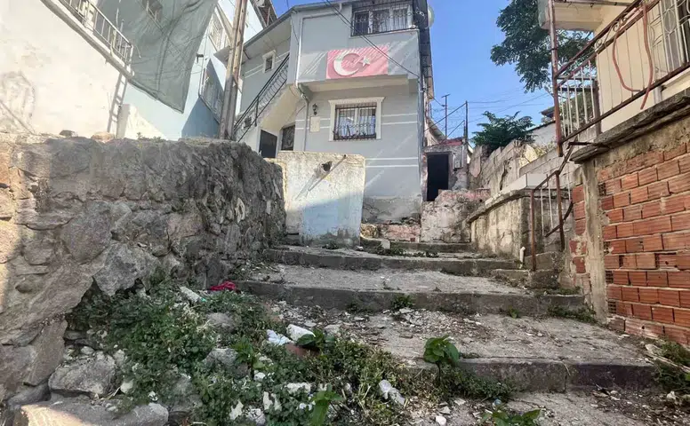 İzmir’de eski koca dehşeti: Kezzap attığı eski karısı öldü, kızı ise yaşam savaşında