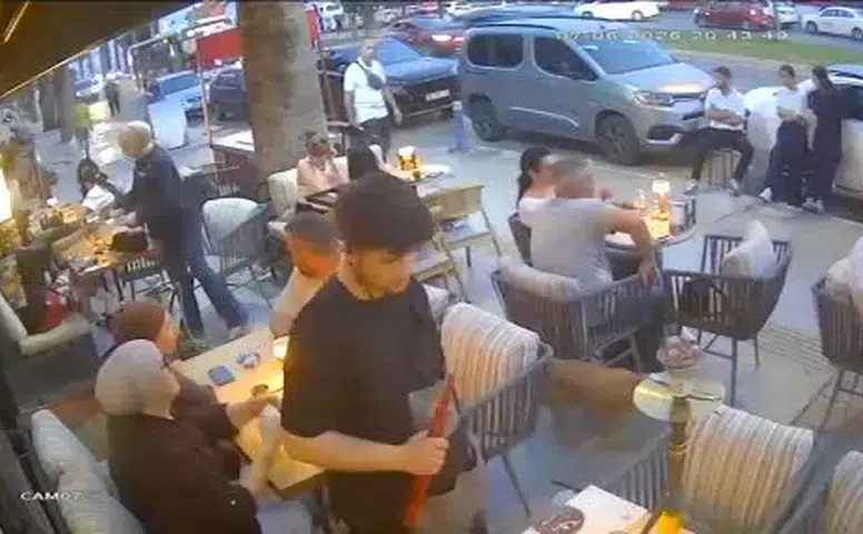 Bıçaklanarak öldürülen 15 yaşındaki Erdem, yaralı halde kafeye böyle sığınmış