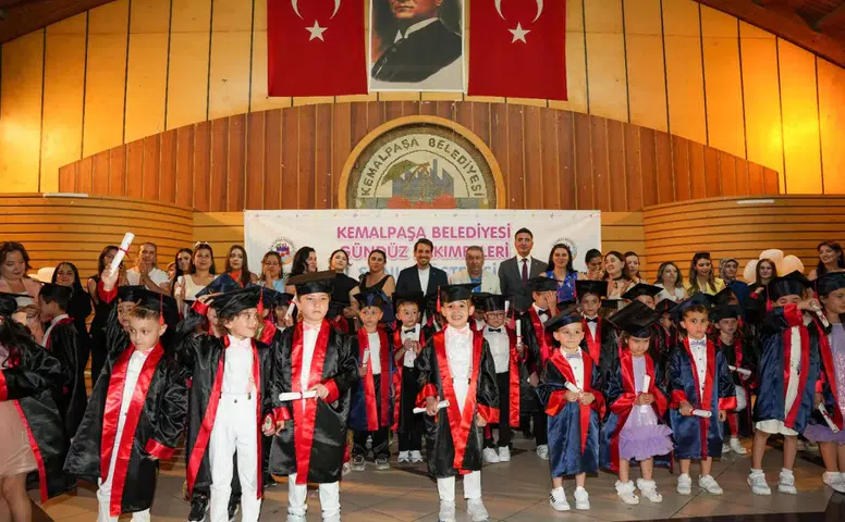 Kemalpaşa'da minik öğrenciler mezuniyet coşkusu yaşadı
