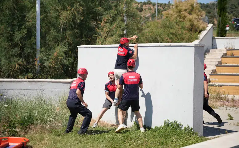 İtfaiyeciler arama kurtarma kampında bir araya geldi