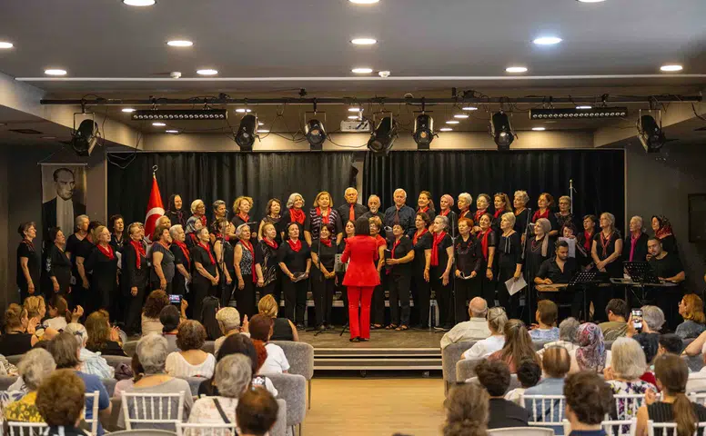 Bornova’nın çınarları diplomalarını aldı