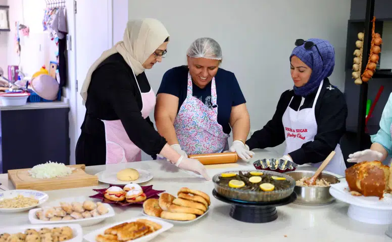 Bucalı kadınlar mutfakta hem öğreniyor hem üretiyor