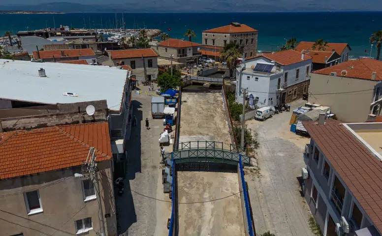 Urla ve Çeşme’de 7 bin 500 ton taş kullanıldı, 2 bin 500 metreden fazla korkuluk yenilendi