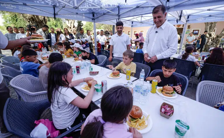 Başkan Tugay sözünü tuttu, çocukların yüzü güldü