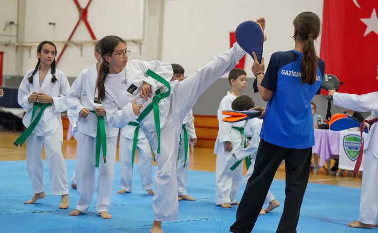 Gaziemirli taekwondocular yeni kuşak için yeteneklerini sergiledi