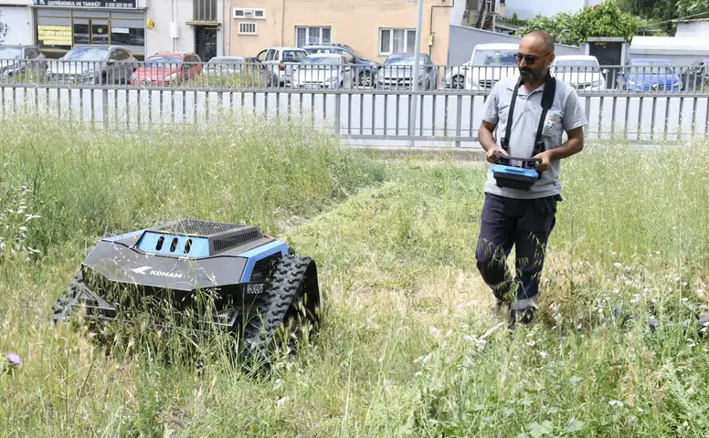Çiğli’de temizlikte yeni dönem: Ot biçme robotu devrede