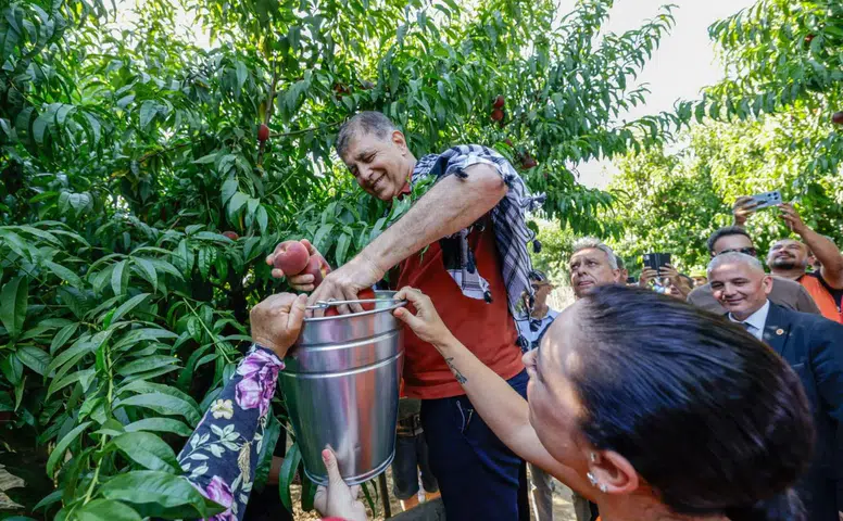 Selçuk’ta Şen Şeftali Şenliği üreticiye umut oldu