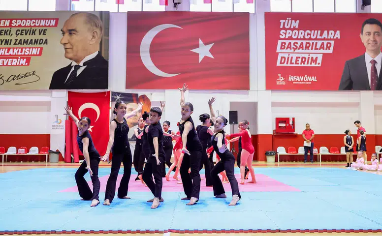 Bayraklı kursiyerlerinden yıl sonu gösterisi