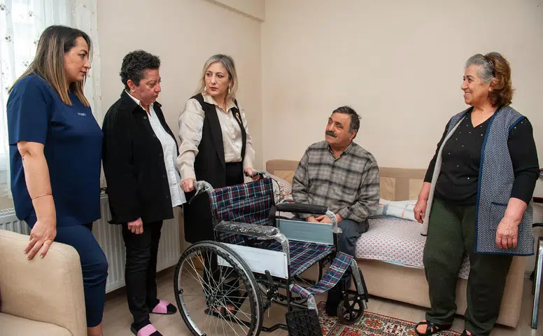 Karşıyaka’da mavi kapak seferberliği: 1 ton kapak toplandı, 3 tekerlekli sandalyeye ulaşıldı
