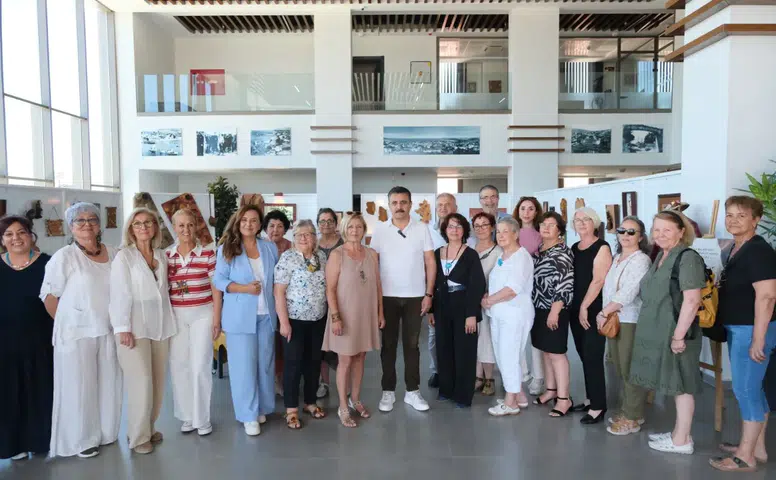 Dikili’de sanat rüzgarı: 7’den 70’e tüm kursiyerler yıl sonu coşkusunda buluştu