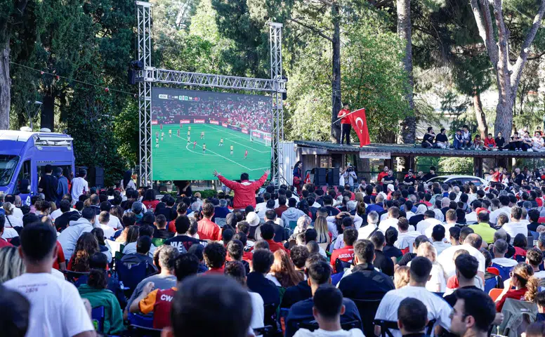 İzmir’de Dünya Kupası heyecanı meydanlara taştı