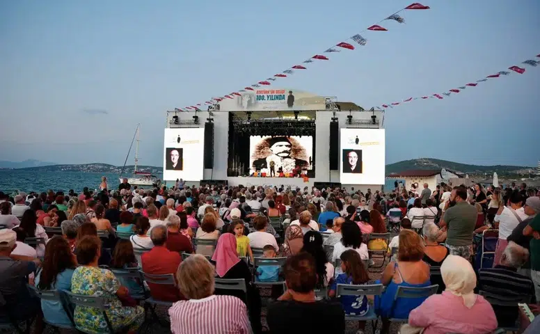 Atatürk'ün 100. yılı için Çeşme'de sanat, müzik ve söyleşilerle dolu anma etkinlikleri gerçekleştirildi