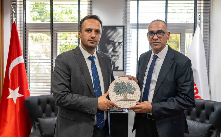 Bornova ve Dura Belediyeleri arasında tarihi kardeş şehir protokolü imzalandı, gençler için destek sözü verildi.