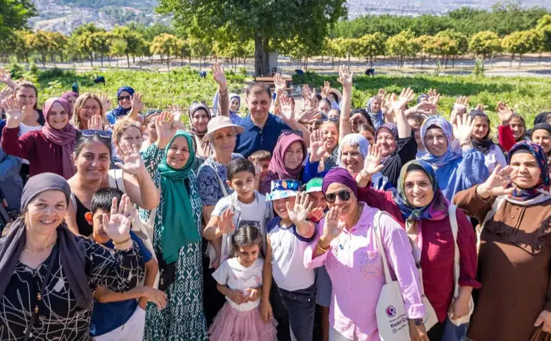 Kadınlar, Başkan Tugay ile Birlikte Toprağın Bereketini Kutladı!