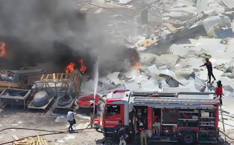 İzmir'de polyester malzeme yangını, alevler çevreye sıçramadan kontrol altına alındı