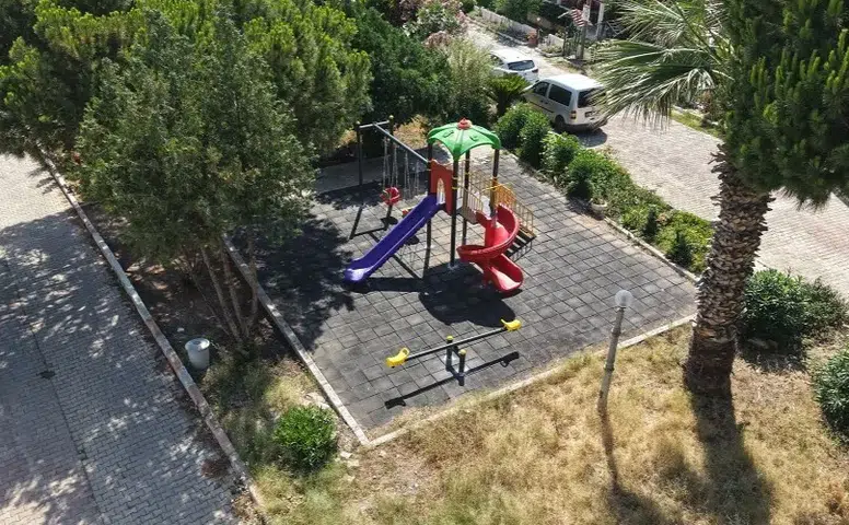 Menderes’te 3 Parkın Oyun Grubu Yenilendi, Vatandaşlar Memnuniyetini Dile Getirdi