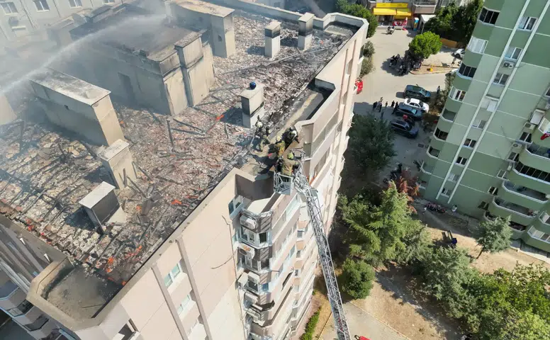 Menemen'de 10 katlı binada çıkan yangında 3 işçi kurtarıldı, hastaneye bir kişi sevk edildi