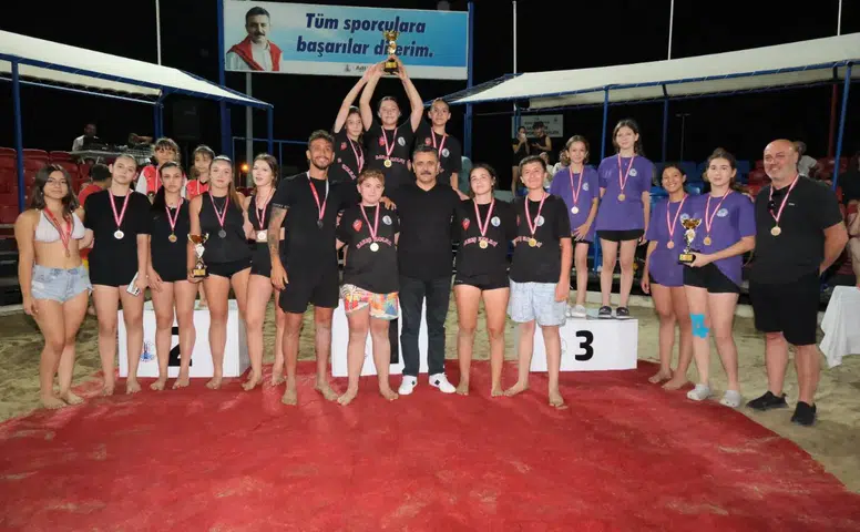 Dikili'de Genç Sporcuların Dostluk ve Rekabetle Dolu Turnuva Coşkusu