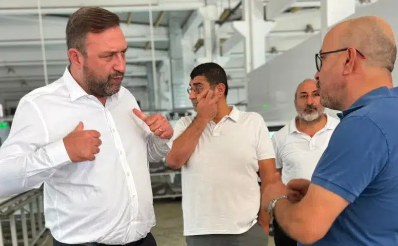 Gümrükçü Dikiş Makinesinin Başına Geçti: "Bu İktidar Dikiş Tutturamıyor, Ekonomiyi CHP İktidarı Toparlayacak!"