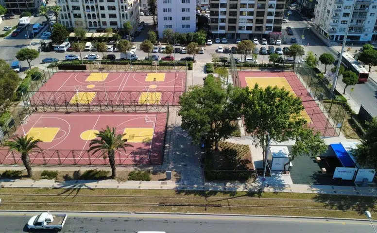 İzmir'de Göztepe Sahilinde Beşinci Spor İstasyonu Açıldı, İzmirlilere Ücretsiz Ekipman Desteği Sunuluyor