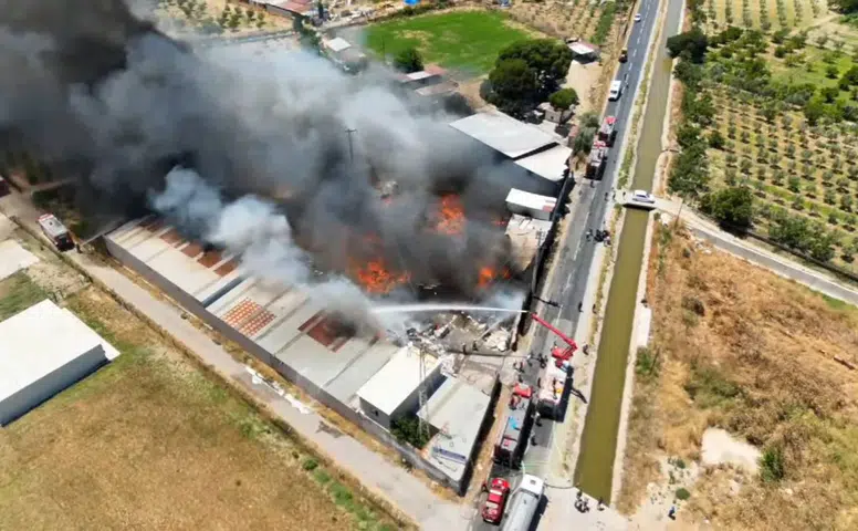 İzmir'de geri dönüşüm tesisinde büyük yangın; ekipler alevlere dört koldan müdahale ediyor