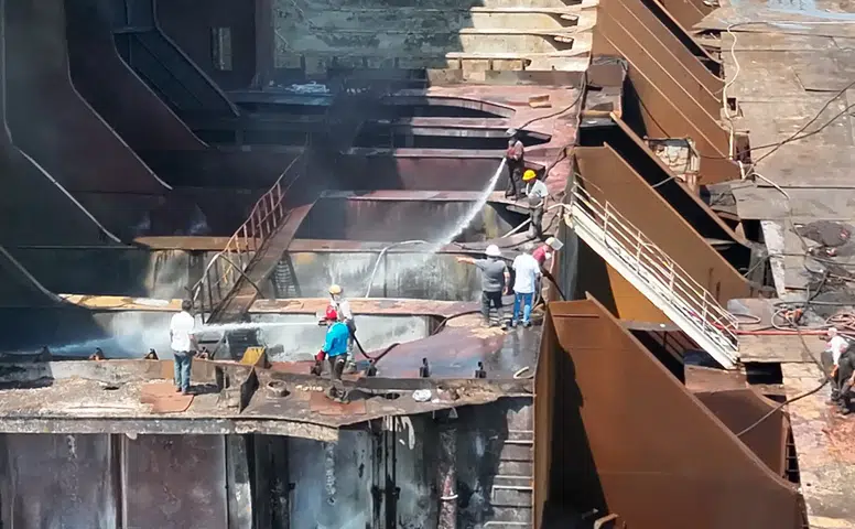 Aliağa'da gemi söküm tesisinde yangın, İzmir İtfaiyesi müdahalesiyle kontrol altına alındı