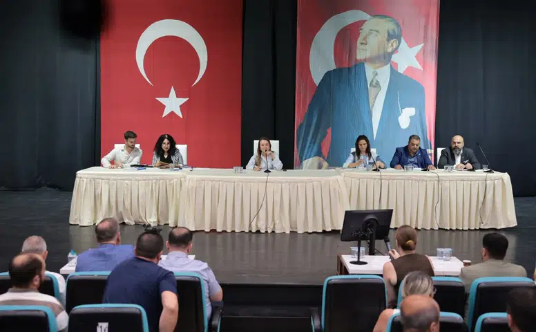 Konak Belediyesi'nde kentsel tasarım ve şeffaflık vurgusu: Yeni düzenlemelerle estetik dönüşüm hedefleniyor.