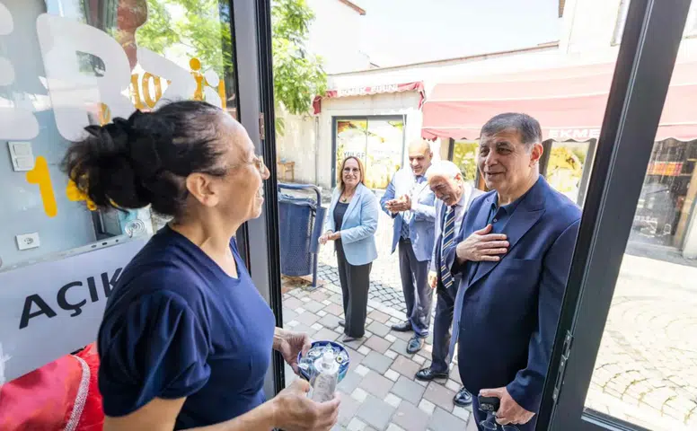 Başkan Tugay Güzelbahçe'de esnaf ve vatandaşlarla buluştu