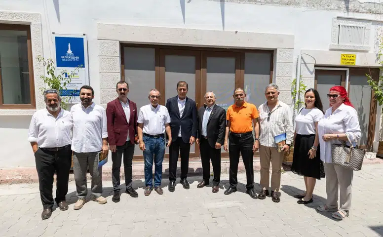 Başkan Tugay Kemeraltı esnafıyla buluştu, projeler ve otopark tartışıldı. İzmir'in geleceği için önemli adımlar!