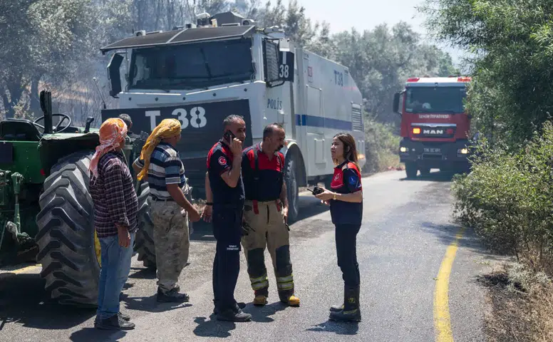 Belediye ekipleri, Orman Bölge Müdürlüğü ile koordineli çalışarak söndürme çalışmalarına destek verdi