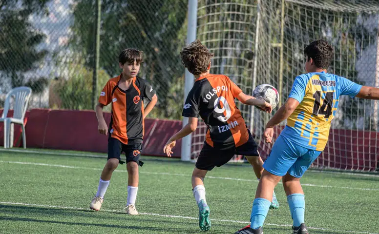 80 Takım, 1600 Sporcu Bayraklı'da U-12 Futbol Turnuvası'nda Şampiyonluk İçin Yarışıyor