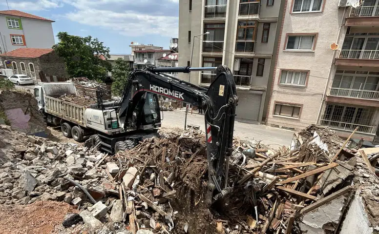 Konak'ta Metruk Binalar Yıkılıyor, 363 Yapı Kontrol Altına Alındı
