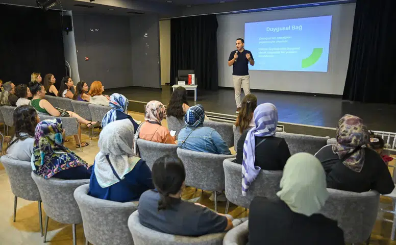 Uzman isimler Bornova’da çocuk eğitimini anlattı... "Duygusal bağ kurun, tutarlı sınırlar çizin"