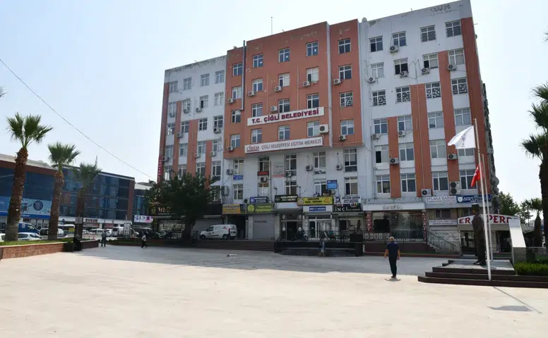 Çiğli Belediye Başkanı Onur Emrah Yıldız'ın aracına silahlı saldırı