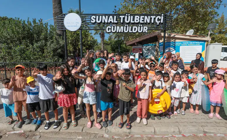 Konaklı çocuklar ve kadınlar denizle buluşmaya devam ediyor