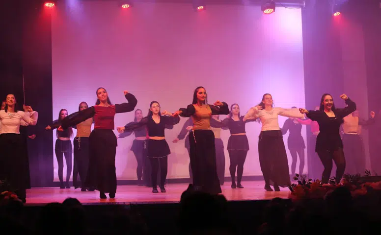 Haydi gençler, halk dansları kursuna!