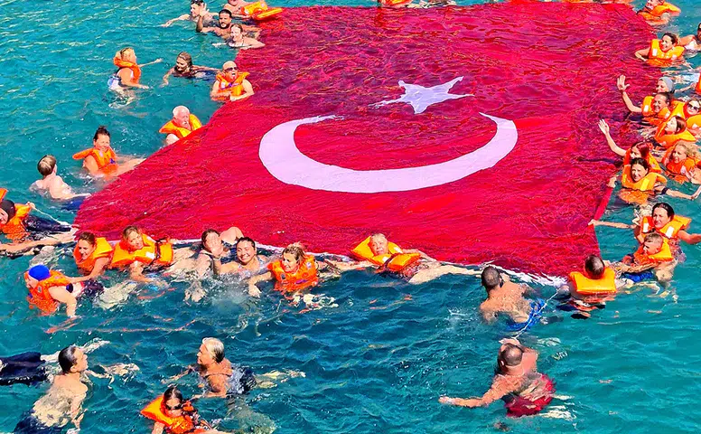 Çeşme’de kadınlar bayrağı denizin üzerinde dalgalandırdı