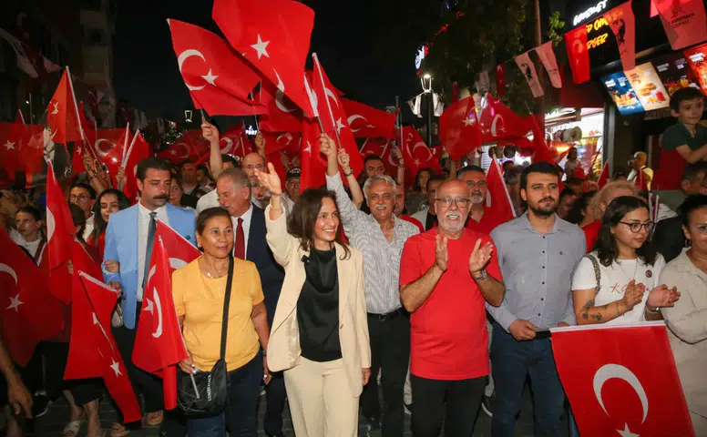 Karşıyaka Çarşısı 30 Ağustos’ta gelincik tarlasına dönüştü