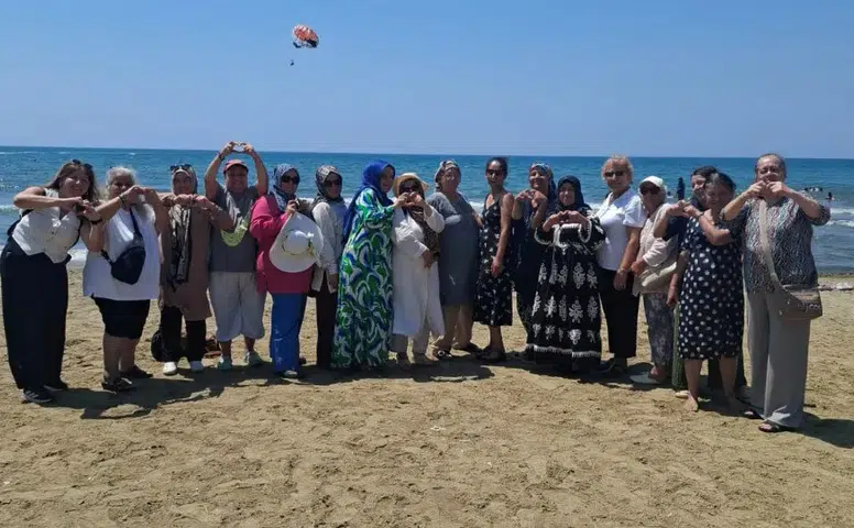 Karabağlarlı kadınlara Pamucak’ta deniz keyfi