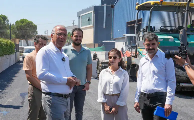 Gaziemir’de asfaltlama atağı: 4 bin 470 ton asfaltla yollar yenileniyor