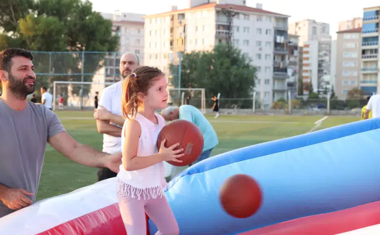 Çiğli Belediyesi'nin Şişme Oyun Parkı Mahalle Mahalle Çocuklarla Buluşuyor