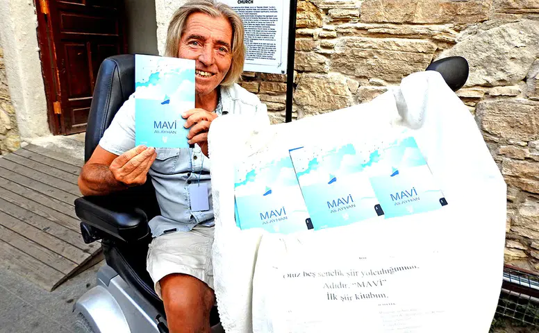 Çeşmeli şair Ali Ayhan’ın “Mavi”si kısa sürede 3. baskıya ulaştı