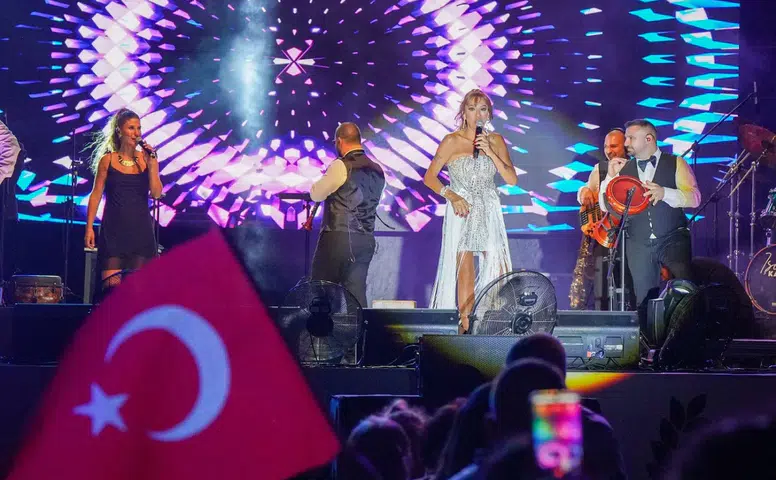 Gaziemir, Zafer Bayramı’nı Işın Karaca konseriyle kutladı